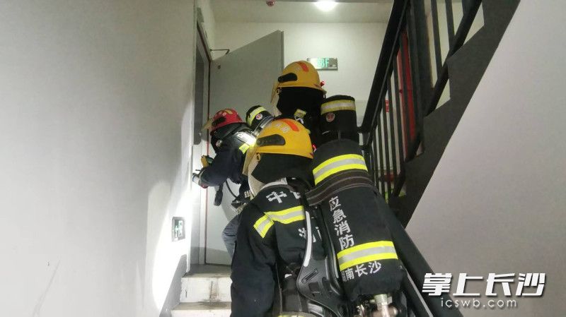 侦察营救“被困人员”。