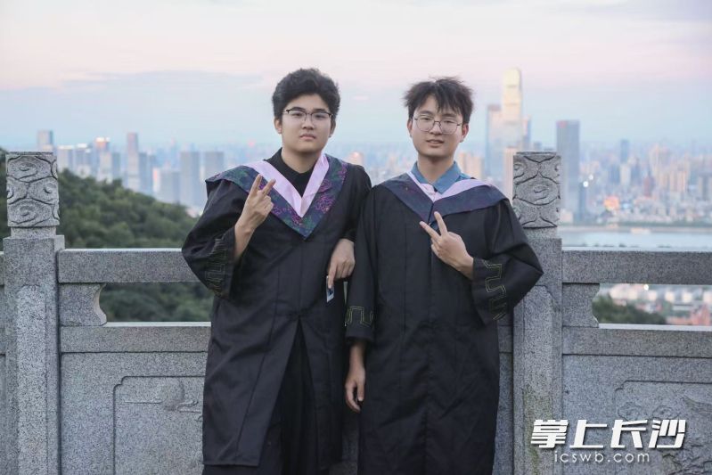 天津小伙吴岳儒（左）与台湾小哥杨於道在长沙合伙创业，书写了两岸青年携手打拼的动人故事。《你好湖南》节目组供图