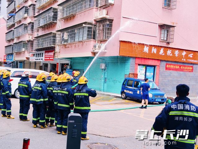 东湖街道合平新村社区联合张公岭消防站开展消防应急演练。均为长沙晚报通讯员 张柳杉 供图 东湖街道合平新村社区联合张公岭消防站开展消防应急演练。均为长沙晚报通讯员 张柳杉 供图