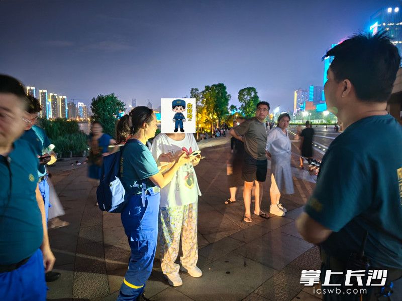 队员们积极展开寻找。