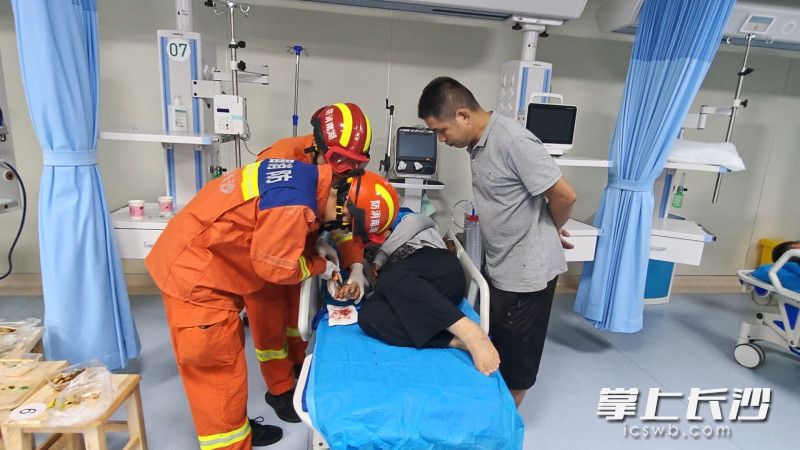 消防员为病床上的市民取戒指。 长沙晚报通讯员 王磊 摄