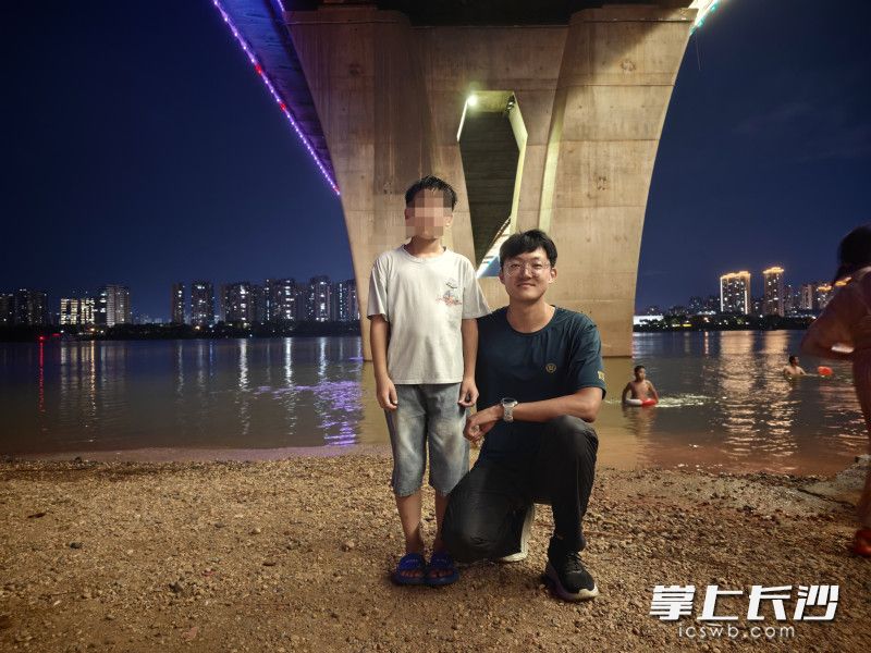 刘成林与落水儿童合影。