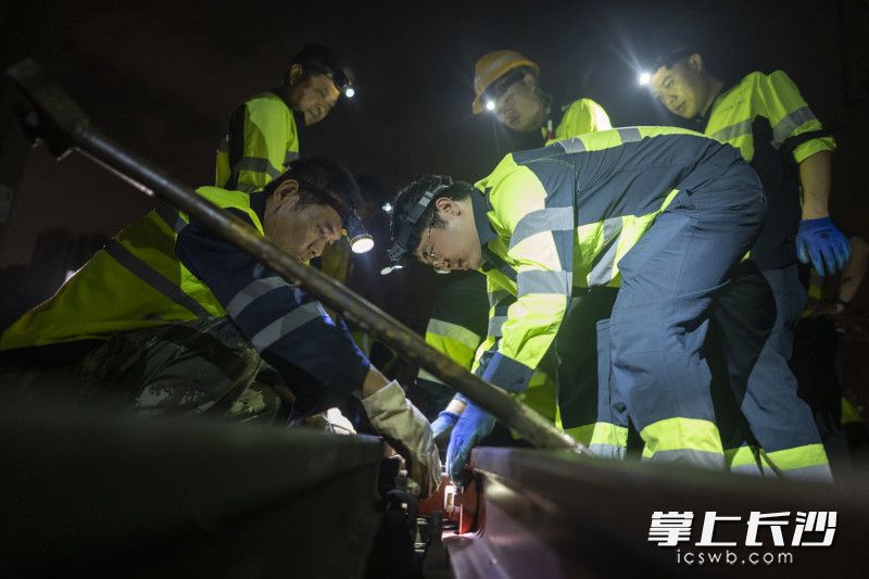 作业人员确认钢轨限位器位置是否摆放正确。