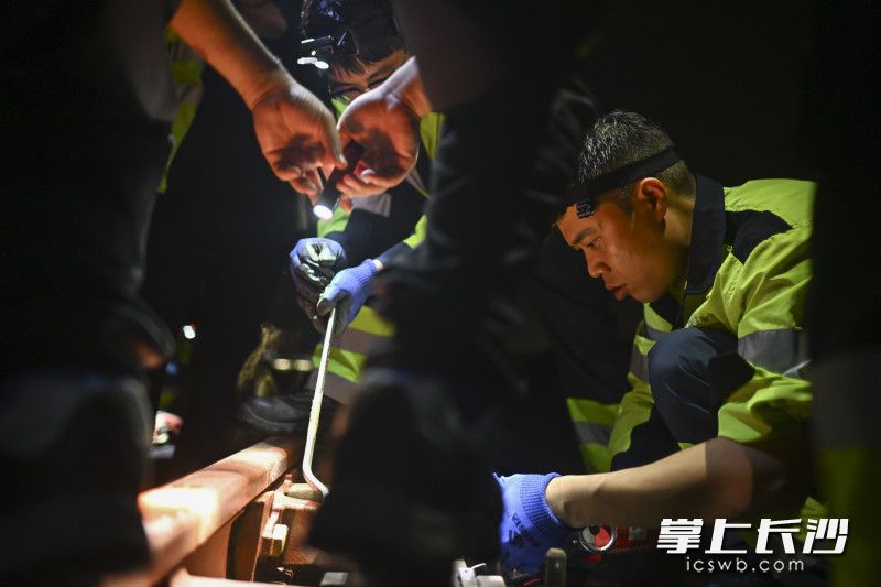 位置确认无误后，随即快速紧固地脚螺栓，三十分钟完成新旧轨置换关键流程。