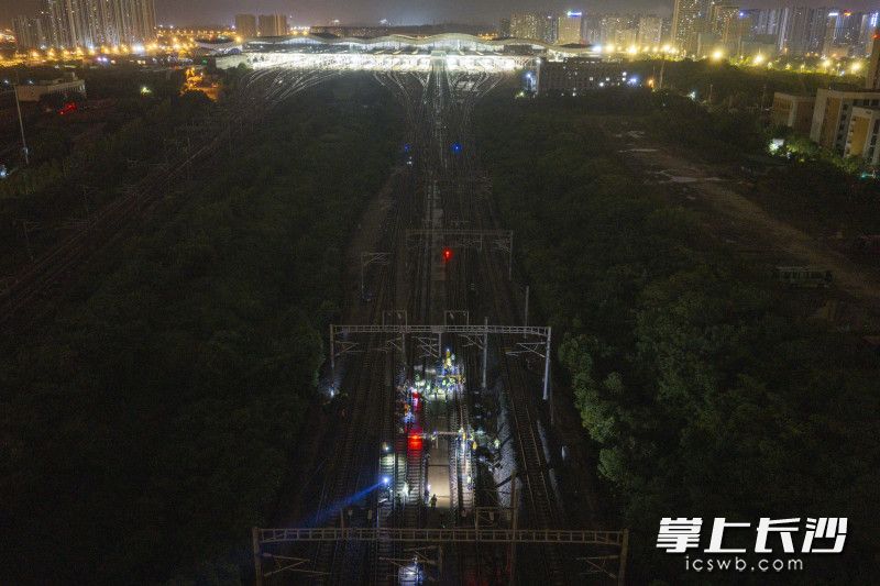 7月22日，凌晨1时29分，长沙高铁工务段组织施工人员对长沙南站武广场7号道岔进行换轨作业。图片均为长沙晚报全媒体记者 黄启晴 摄