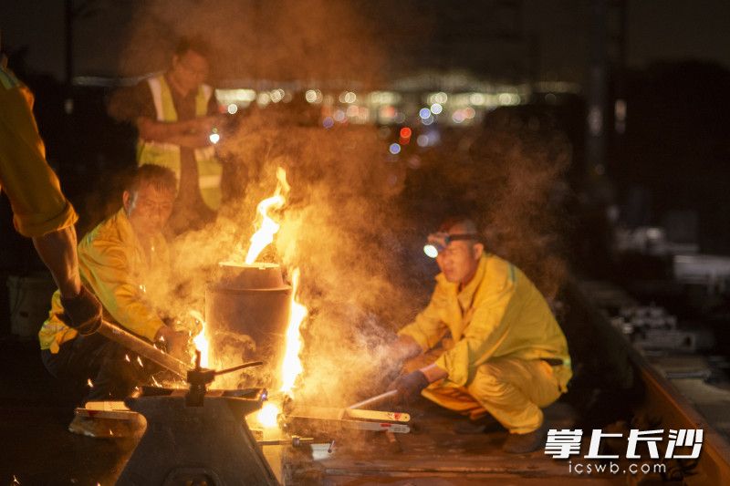 凌晨2时55分，待一系列零配件紧固、几何尺寸调整，同步电务设备安装作业完成后，便迎来了换轨工作的又一个关键点——钢轨焊接。