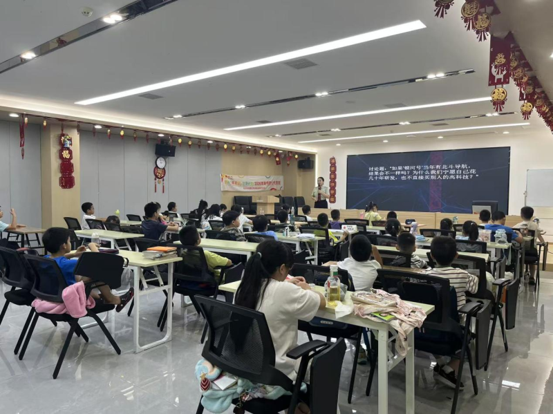 嘉欣社区社区关工委组织开展“童心系国防 共筑强军梦”青少年国防教育主题实践活动。通讯员供图