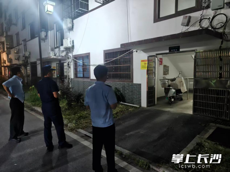 图为联合夜查中。 长沙晚报通讯员 冯嗣祺 摄