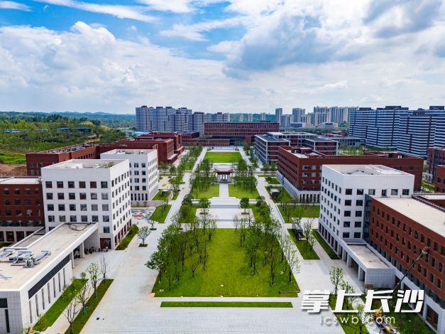 湖大科创港校区整体设计体现了千年文脉与前沿科学的交融互生。