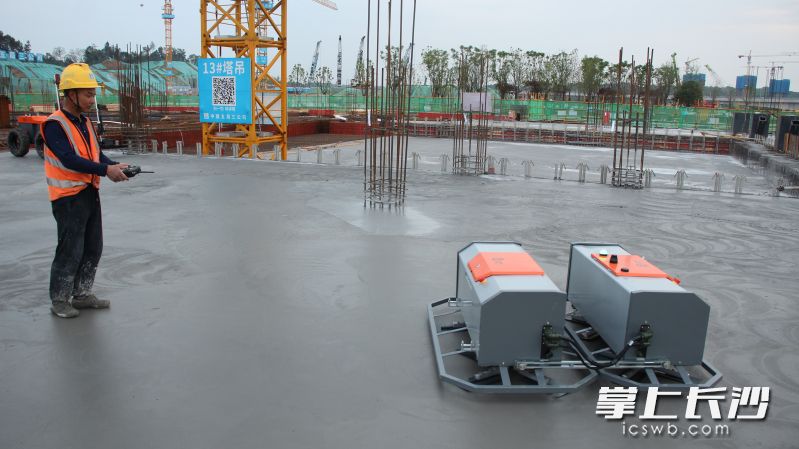 四盘地面抹光机器人全面提升了建设效率。