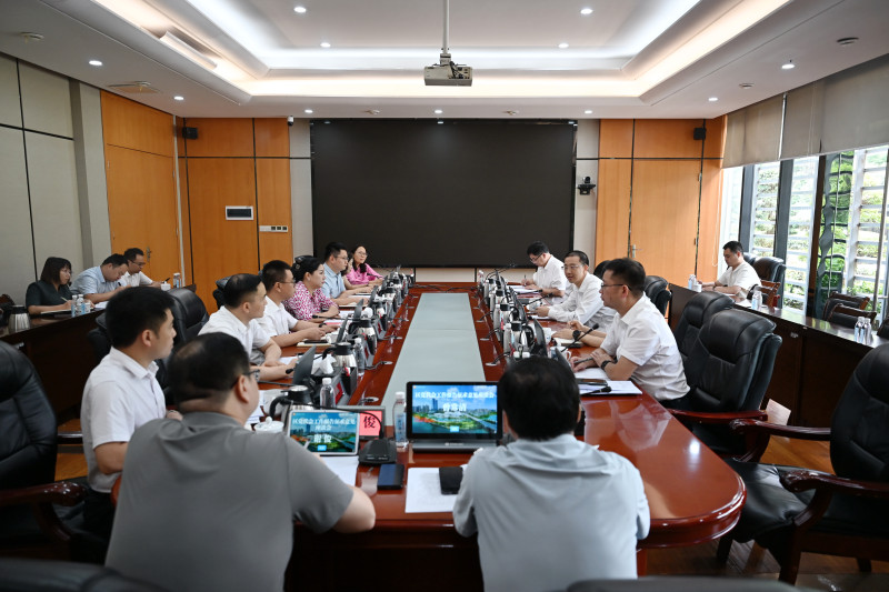 听取民主党派、工商联、无党派人士代表意见建议。