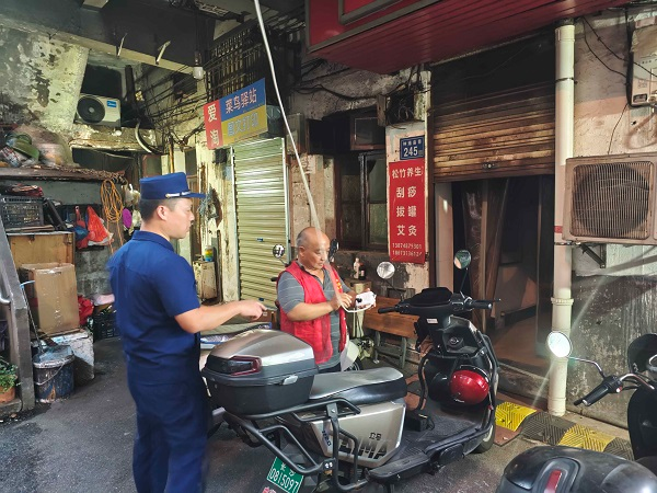 消防巡查人员在排查隐患。 长沙晚报通讯员 刘伟 摄 消防巡查人员在排查隐患。 长沙晚报通讯员 刘伟 摄