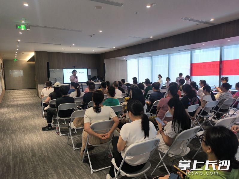 7月23日下午，“益企”健康吧中医养生活动在金茂大厦楼宇党群服务站开展。均为 通讯员 蒋丽芳 供图