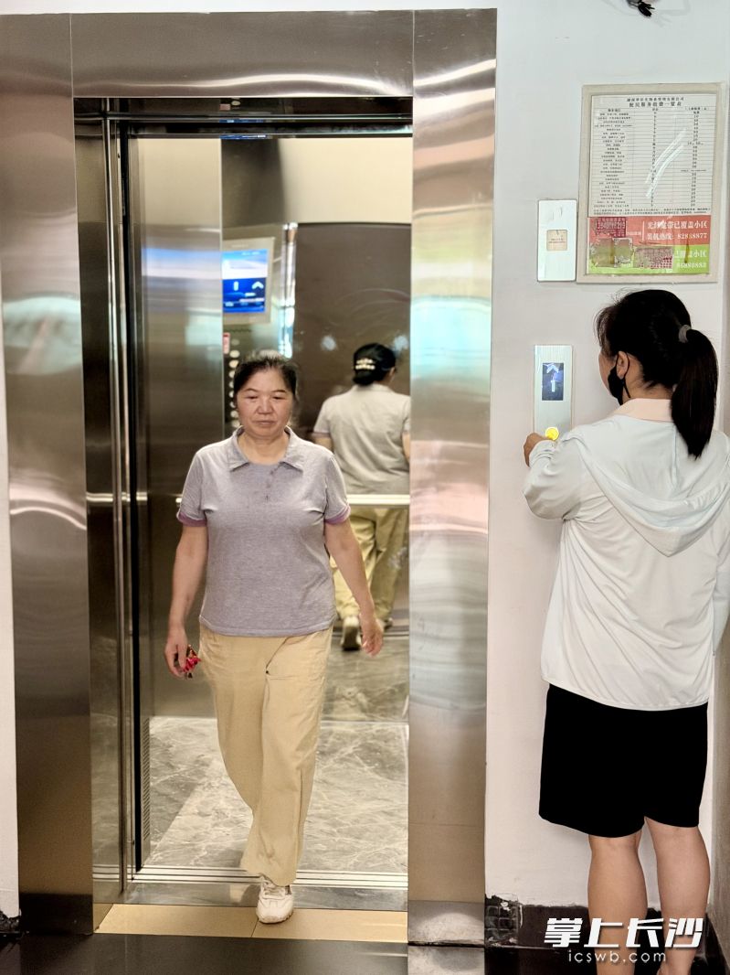 天然大理石地板，敞亮凉爽的空间，新电梯让居民们享受到上上下下的快乐。 均为长沙晚报全媒体记者李卓摄