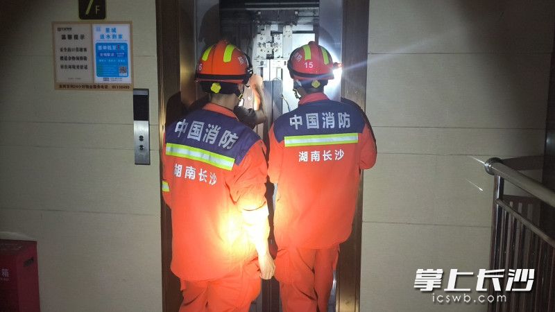 消防救援人员正在营救被困群众。长沙晚报通讯员 时小尧 摄