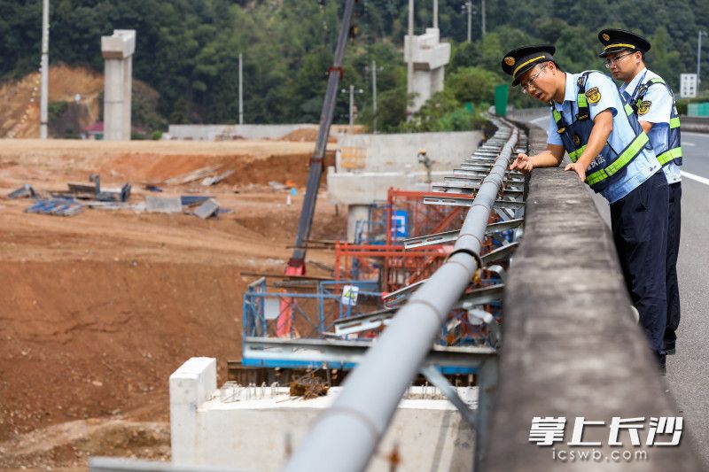 在浏江高速茶园湾枢纽施工点检查安全情况。