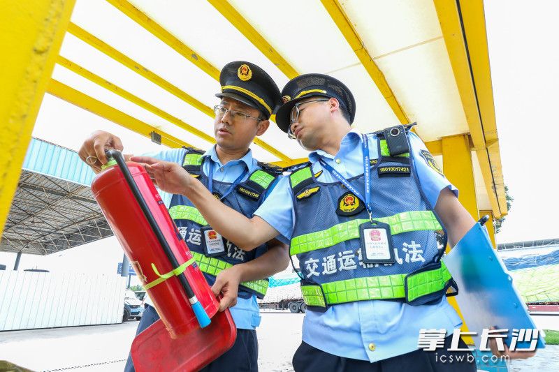 检查服务区消防设施。