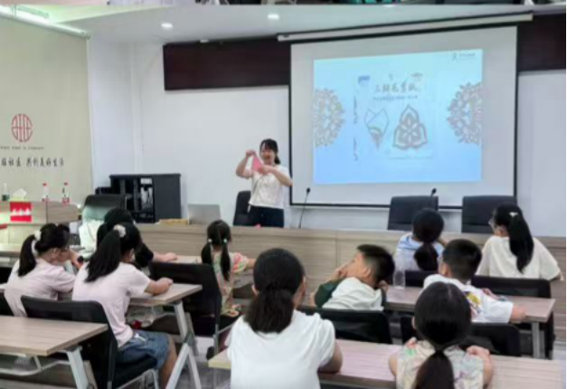 华夏剪纸博物馆老师给孩子们授课现场。通讯员供图
