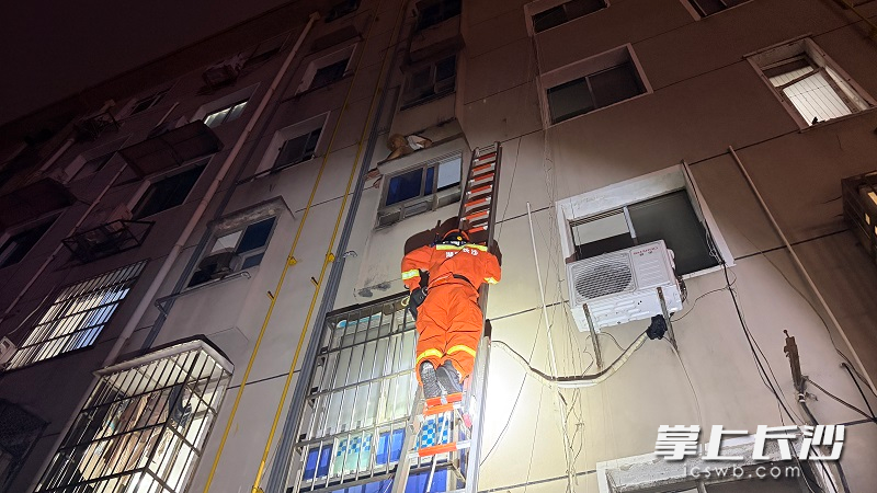图为营救场景。 长沙晚报通讯员 蒋涛 摄