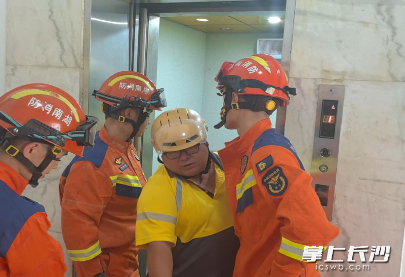 消防人员成功营救出被困外卖小哥。 通讯员 郑欣鑫 摄