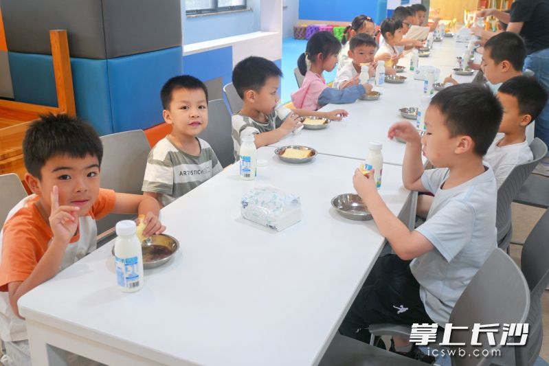 “诺宝贝之家”托管中心内,小班学生们开心地吃着甜点。除署名外均为湘江早报全媒体记者 傅斯敏 摄 “诺宝贝之家”托管中心内,小班学生们开心地吃着甜点。除署名外均为湘江早报全媒体记者 傅斯敏 摄