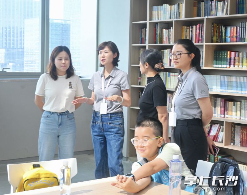 明康中锦暑期托管班采用全自营模式,对公司员工免费开放。 明康中锦暑期托管班采用全自营模式,对公司员工免费开放。