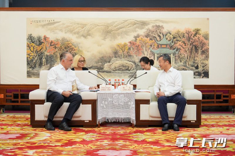 7月24日,副省长、市委书记陈竞会见德国卓伯根集团总裁克里斯蒂安·卓伯根一行。 长沙晚报全媒体记者 郭雨滴 摄 7月24日,副省长、市委书记陈竞会见德国卓伯根集团总裁克里斯蒂安·卓伯根一行。 长沙晚报全媒体记者 郭雨滴 摄