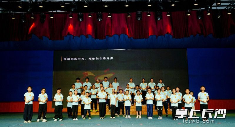 孩子们的表演温暖动人。