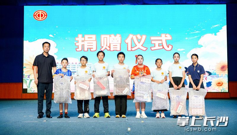 主办方为优秀营员颁发证书，向龙山“薪火少年”及石门县困难学子送上爱心捐助。
