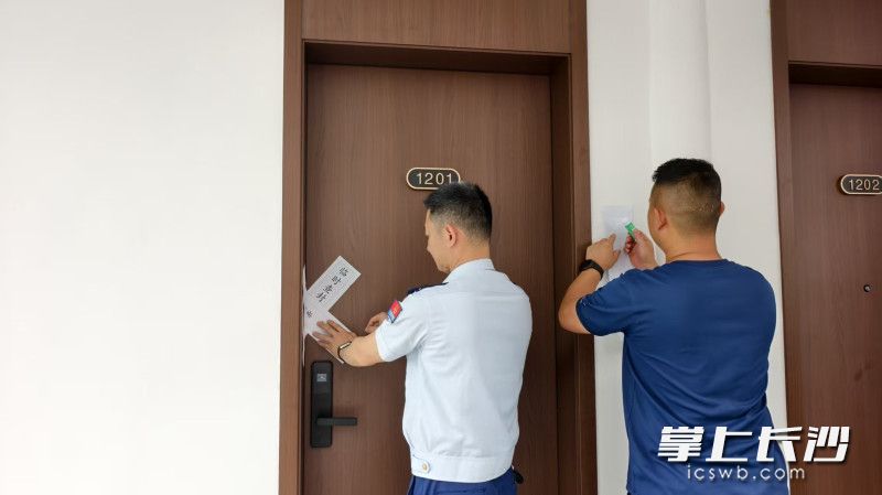防火监督员依法实施临时查封。 长沙晚报通讯员 王磊 摄