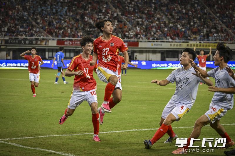 来自雅礼中学的长沙队球员张翔在本场比赛上演“帽子戏法”打入三球并助攻同样来自雅礼中学的长沙队球员李悦宁打入本届“湘超”首球。图片均为长沙晚报全媒体记者 余劭劼 摄