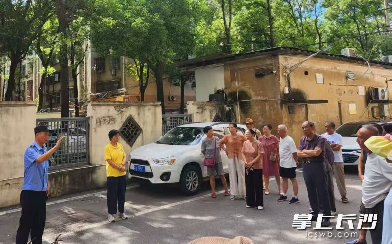 芙蓉区荷花园街道杨家山社区开展文明养犬专项宣传便民行动，将犬只疫苗接种、养犬登记办证、政策科普、安全防护指引等送到居民家门口。通讯员供图