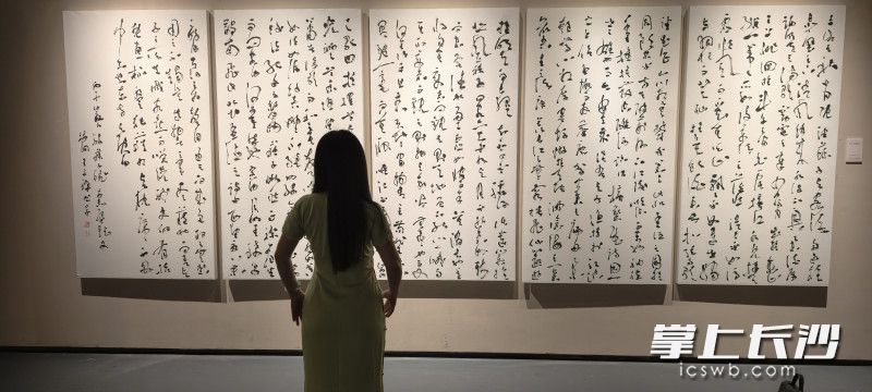 其行草用笔刚柔相济，结字独具个性，通篇气脉贯通，如松下清风、石上流泉。