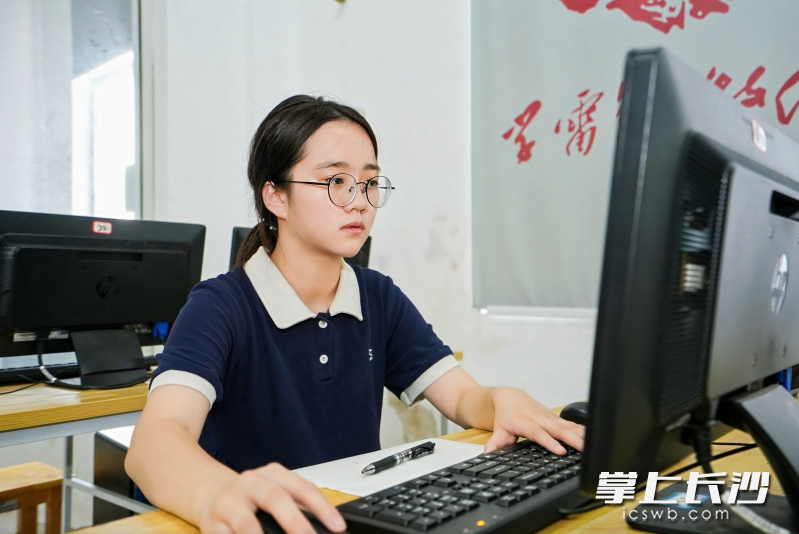 来自全省13个市州的300余名中小学生齐聚赛场，在科技竞技中比拼创新思维与实践能力。通讯员 李丹 何泽林 供图