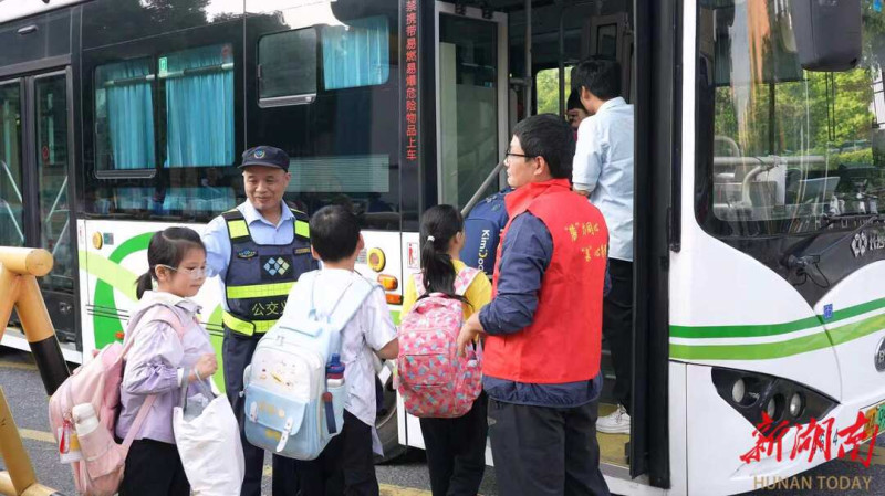 在麓泉社区，随着家长随车护学的定制公交线路正式开通，一条专门守护学子平安上学路的“流动护航线”就此启航。均为 资料图片