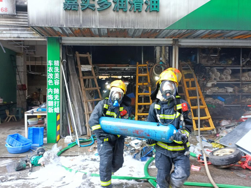 消防救援人员正在转移钢瓶。 通讯员 邓星溢 摄