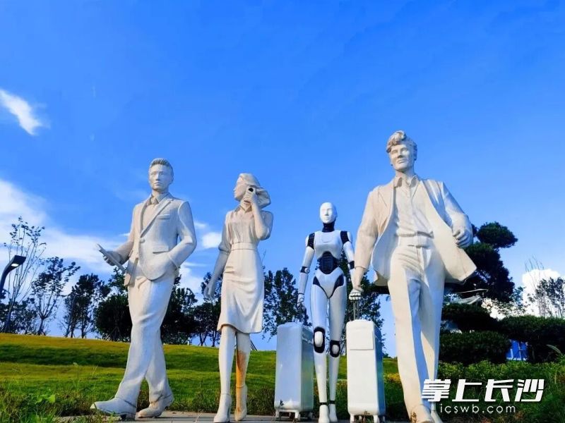 “归途”雕塑呈现了行业精英与智能机器人并肩前行的场景。