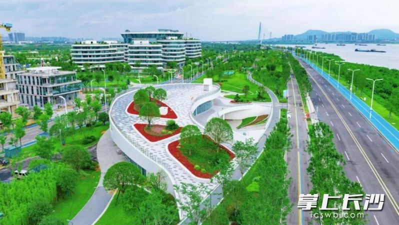 公园紧邻湘江，坐拥潇湘大道优质滨江景观带，江景与园内绿意相融相生。
