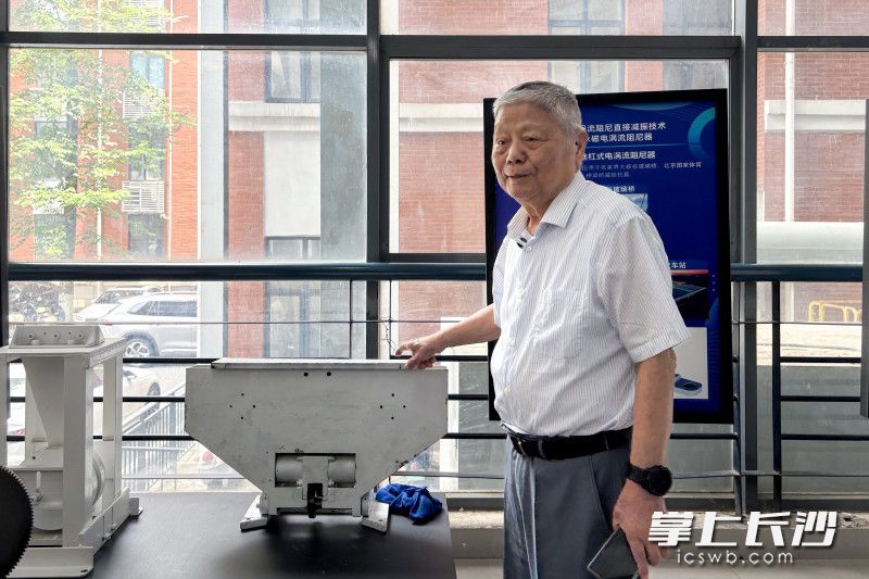陈政清院士在介绍自己和团队的科研成果。长沙晚报全媒体记者 何文瑞 摄