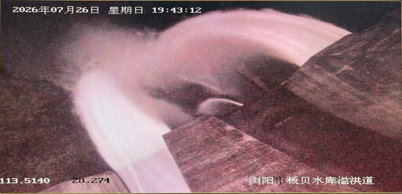 板贝水库连夜腾库放水。