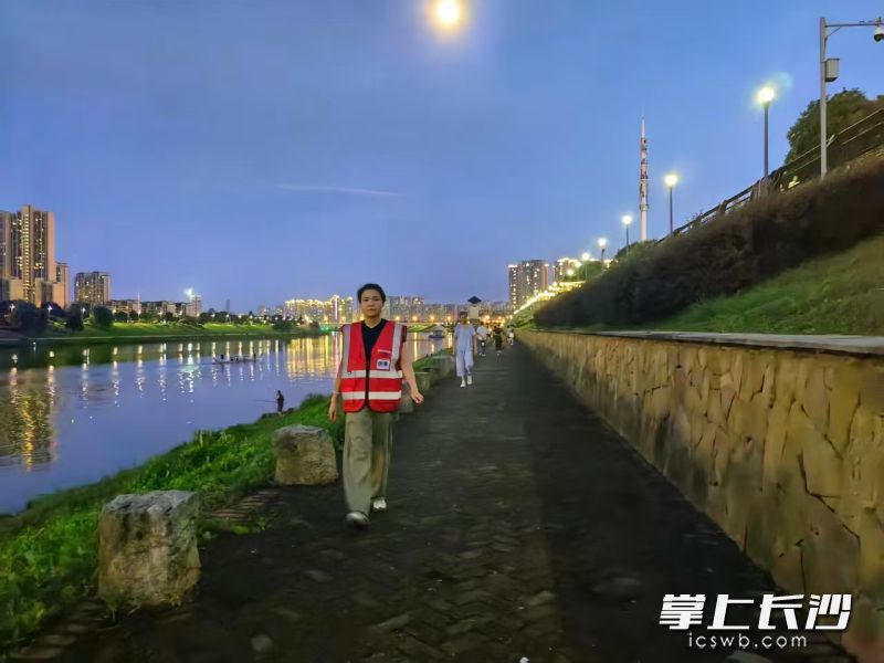 7月26日晚，芙蓉区水旱灾害防御中心堤防组开展浏阳河巡堤查险。