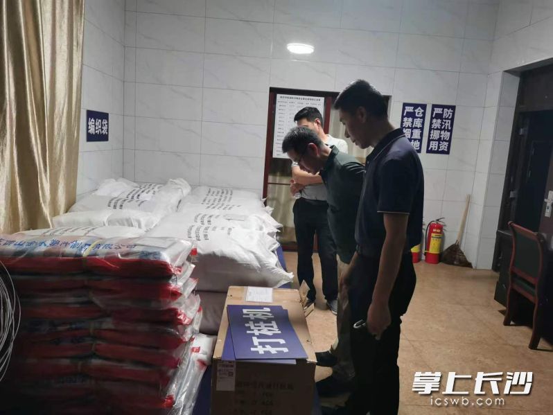 开福区深入现场检查泵站人员值班值守及物资储备情况。