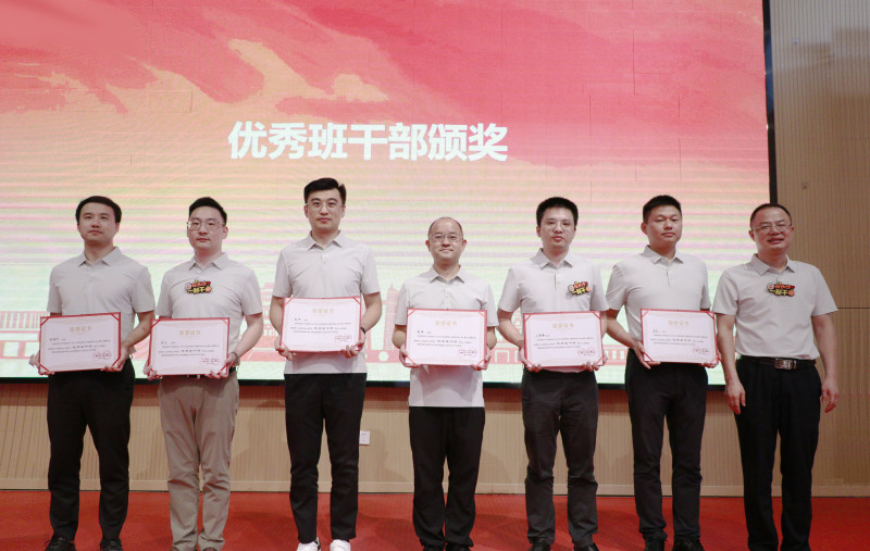 结业仪式上进行优秀班干部颁奖。均为长沙晚报通讯员供图