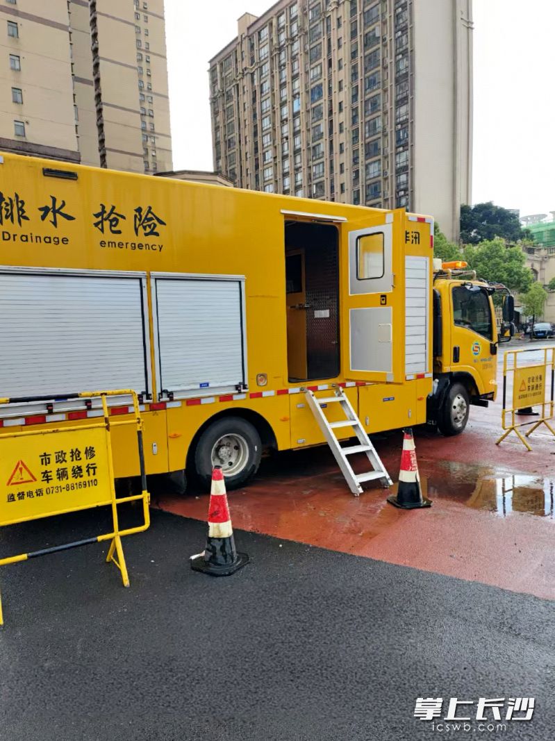 抢在强降雨到来之前，新区动员多部门启动“人车等雨”模式。通讯员 冯莹洁 供图