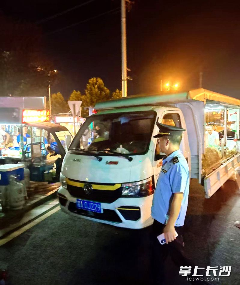 新区行政执法队伍连夜劝离流动摊贩和外摆商户。通讯员 冯莹洁 供图