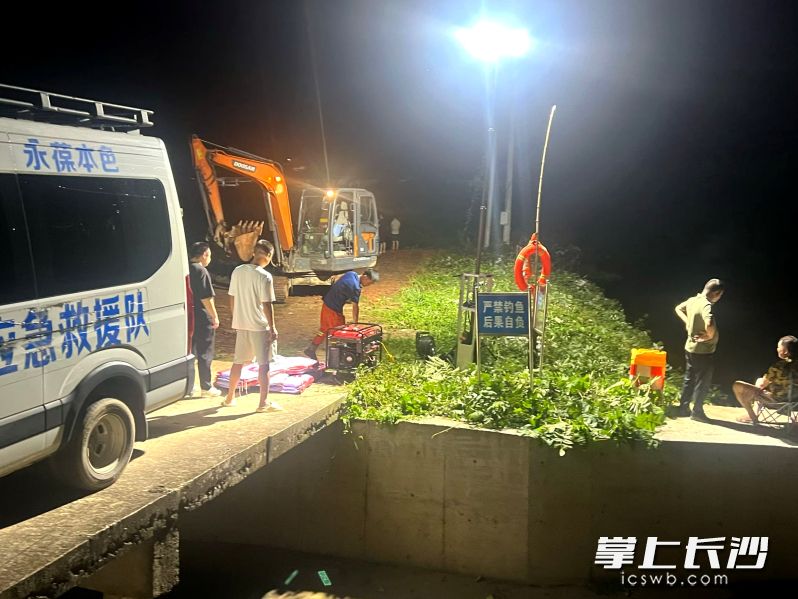 新区御林应急救援中心连夜调试应急设备，积极应对强降雨天气。通讯员 闫锋 供图