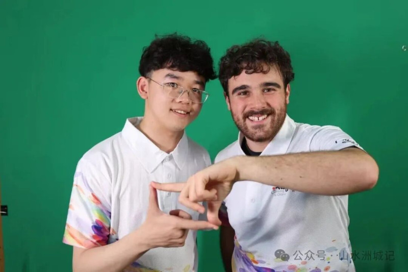Yonah Sadeh（右）和余灏（左）。长沙晚报通讯员&nbsp;袁榕晨&nbsp;供图