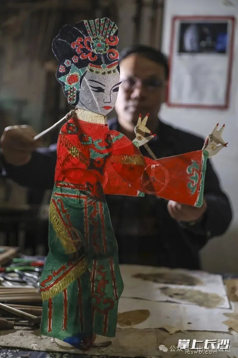皮影的手部动作在朱国强的操作下栩栩如生。 长沙晚报全媒体记者 董阳 摄