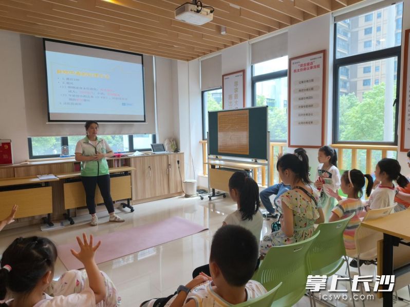 7月20日至27日，咸嘉湖街道社工站联合荷叶塘社区开展“童享阳光·相伴成长”暑期未成年人安全小组系列活动。通讯员 黄显雯 陈瑶 供图