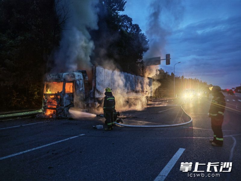图为扑救现场。长沙晚报通讯员 王磊 摄 图为扑救现场。长沙晚报通讯员 王磊 摄